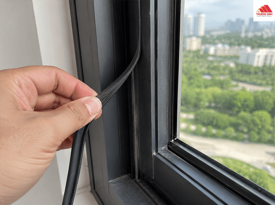 Gioăng cao su bị bung khỏi khung nhôm